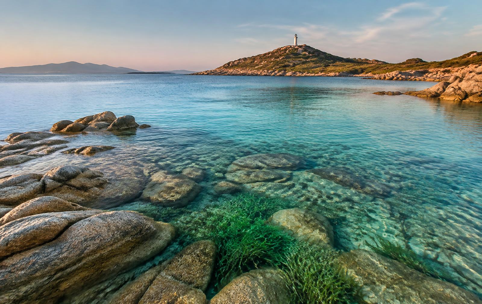 Acque trasparenti e il faro di Capo Carbonara