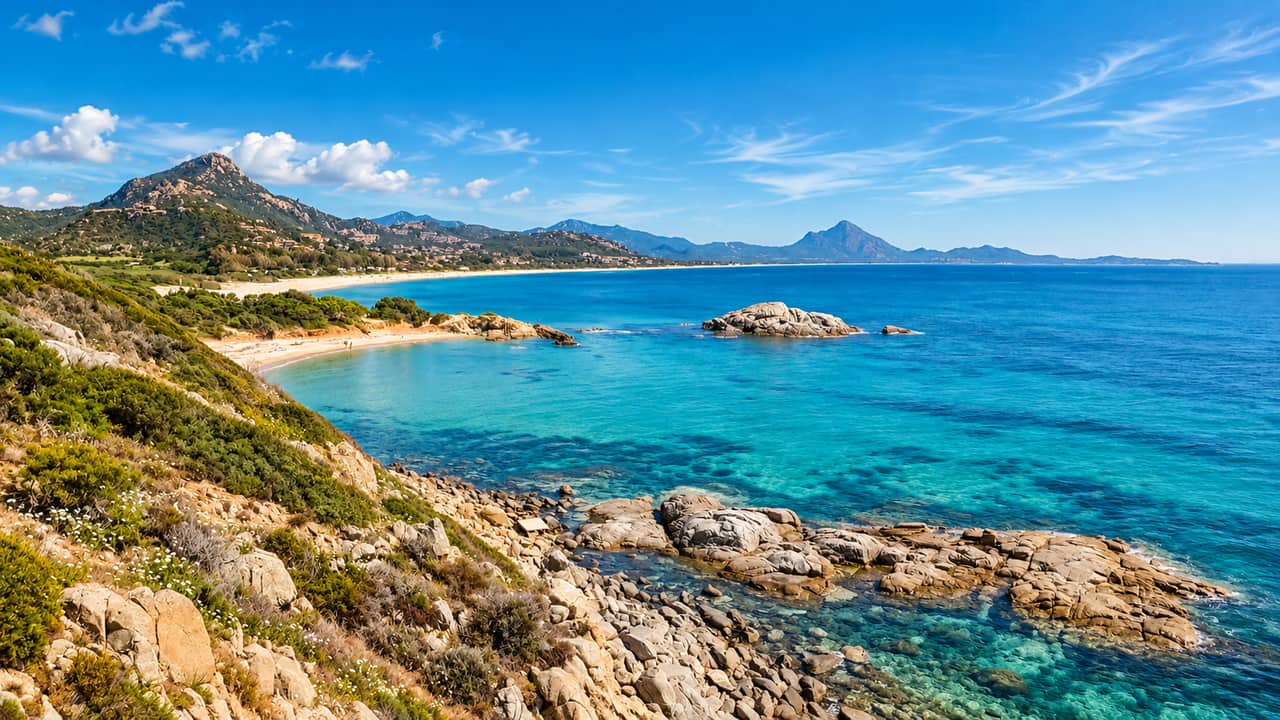 Caletta di granito e mare turchese sulla costa sud-orientale della Sardegna